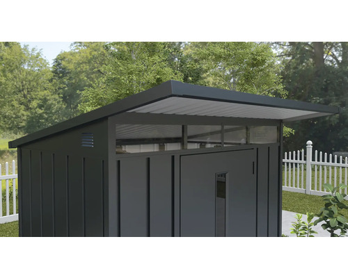 Kovová zahradní bouda s pultovou střechou na zahradě