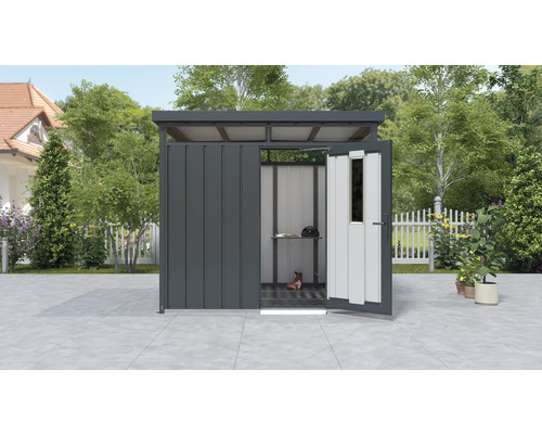 Otevřený zahradní domek s dveřmi a policí pro uskladnění zahradního nářadí