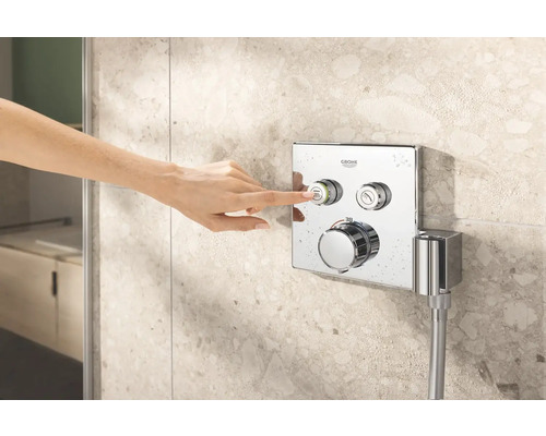 Nástěnná sprchová baterie s ručním ovládáním a logem Grohe