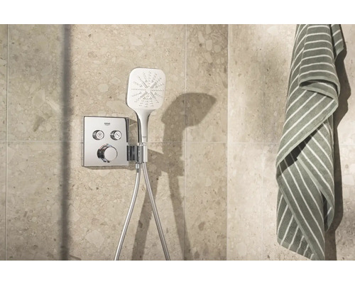 Fotografie koupelny s sprchovou armaturou Grohe a ručníkem