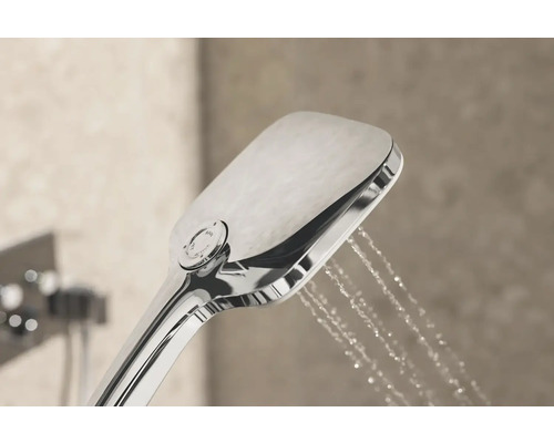 Ruční sprcha z chromu s proudem vody