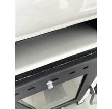 Detailní pohled na kamna na dřevo se skleněným oknem a rukojetí