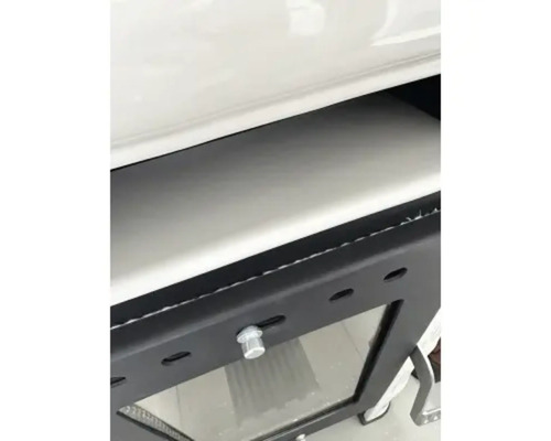 Detailní pohled na kamna na dřevo se skleněným oknem a rukojetí