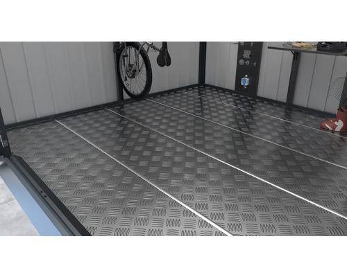 Podlaha z rýhovaného plechu s jízdním kolem, pracovní stůl a nářadí ve skladu