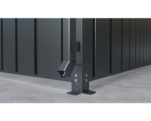 Detailní pohled na kovový plot s upevněním k zemi