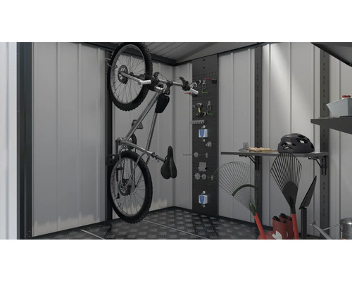 Jízdní kolo a zahradní nářadí v úložném domku