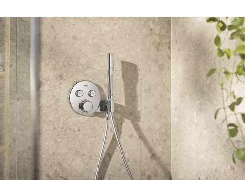 Sprchová armatura s ruční sprchou na obložené stěně