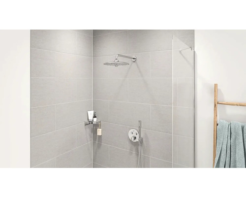 Sprchový kout s dešťovou sprchou, armaturou, poličkou a žebříkem na ručníky