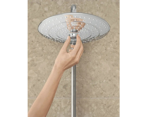 Dešťová sprcha s rukou při nastavování sprchové hlavice