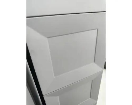 Detail kuchyňské skříňky s kazetovou přední stranou