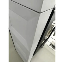 Detailní pohled na koupelnovou skříňku s bílými čely
