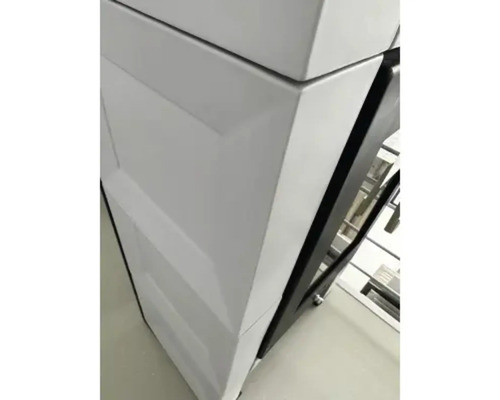 Detailní pohled na koupelnovou skříňku s bílými čely