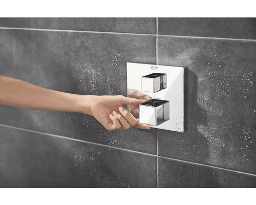 Žena obsluhuje armaturu Grohe v koupelně