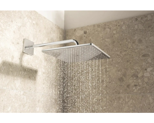 Čtvercová instalace sprchové hlavice s tekoucí vodou