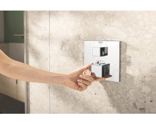 Ruka ovládá sprchovou baterii Grohe