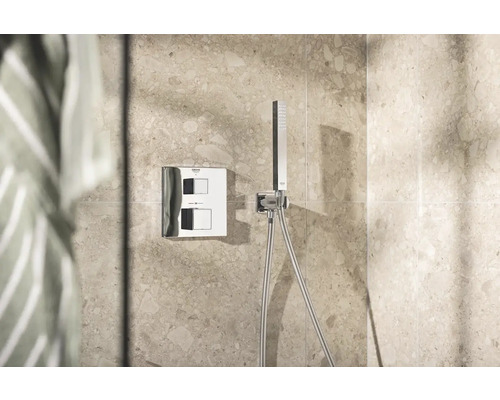 Sprchová armatura s hlavovou sprchou na stěně