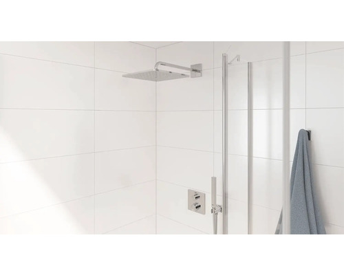 Moderní koupelna se čtvercovou dešťovou sprchou a sprchovou zástěnou