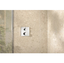 Logo Grohe termostatická baterie pro sprchu na béžové zdi