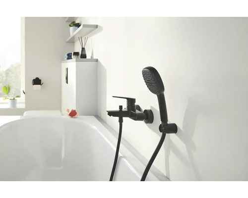 Koupelna s černou vanovou baterií a ruční sprchou na stěně