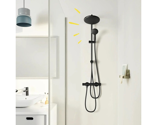 Koupelna s černou sprchovou armaturou s hlavovou a ruční sprchou