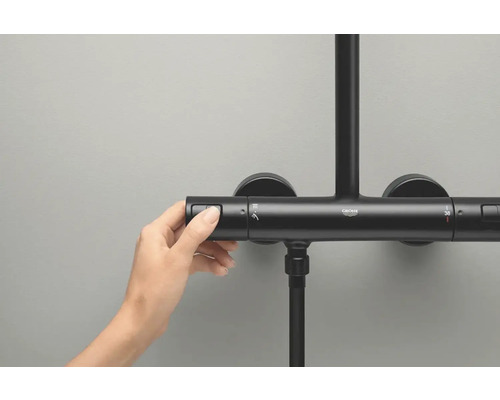 Ruka ovládá sprchovou baterii Grohe pro nastavení teploty