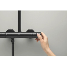 Detailní záběr ruky ovládající termostatickou sprchovou baterii Grohe