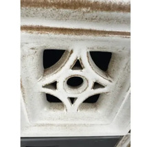 Detail bílého ozdobného prvku s geometrickým vzorem