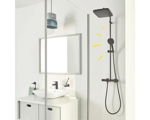 Koupelna s umyvadlem, zrcadlem a sprchovým sloupem