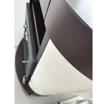 Detailní pohled na koupelnovou skříňku se zásuvkami