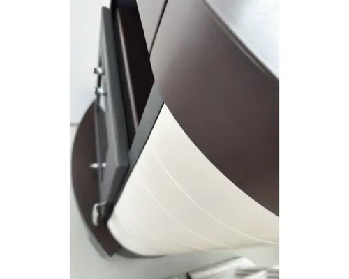 Detailní pohled na koupelnovou skříňku se zásuvkami