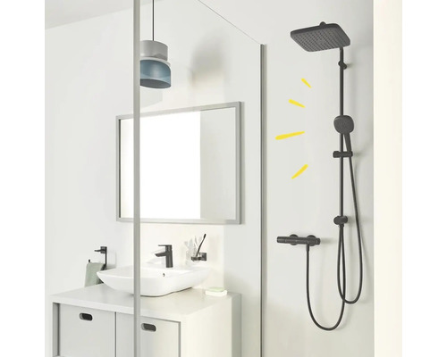 Koupelna s umyvadlem, zrcadlem a sprchovým sloupem