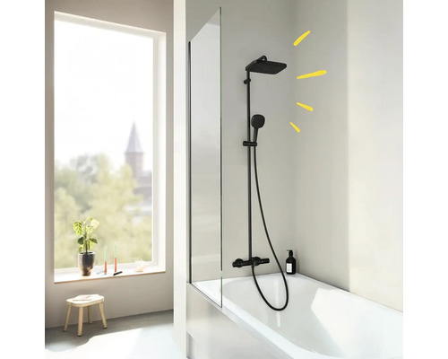 Moderní koupelna s vanou, sprchovou zástěnou a černou sprchovou baterií