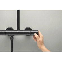 Fotografie ruky ovládající sprchový termostat Grohe