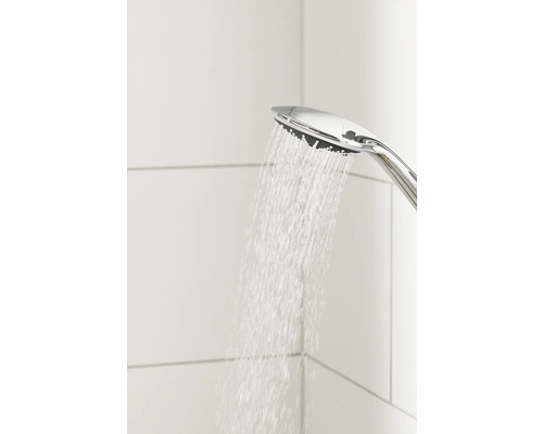 Ruční sprcha s tekoucí vodou na bílém pozadí