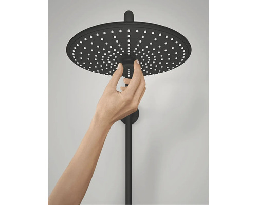 Sprchová hlavice s rukou namontovanou pod stropem