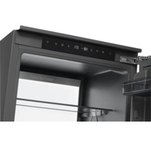 Detailní záběr chladničky s digitálním ukazatelem teploty a funkcí Total NoFrost