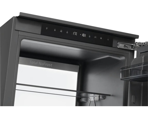 Detailní záběr chladničky s digitálním ukazatelem teploty a funkcí Total NoFrost