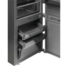 Detailní záběr chladničky s otevřenými zásuvkami