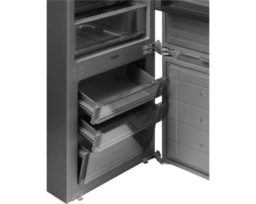 Detailní záběr chladničky s otevřenými zásuvkami