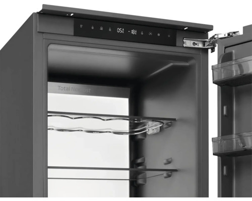 Otevřená chladnička se skleněnými policemi a digitálním displejem