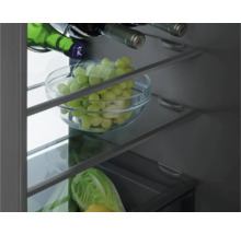 Vnitřek chladničky s potravinami na skleněných policích