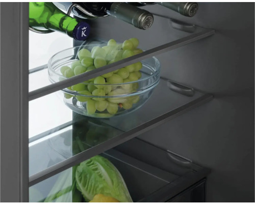 Vnitřek chladničky s potravinami na skleněných policích