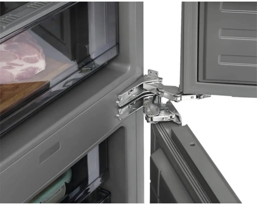 Detailní záběr chladničky s otevřenými dveřmi, viditelné jsou panty.