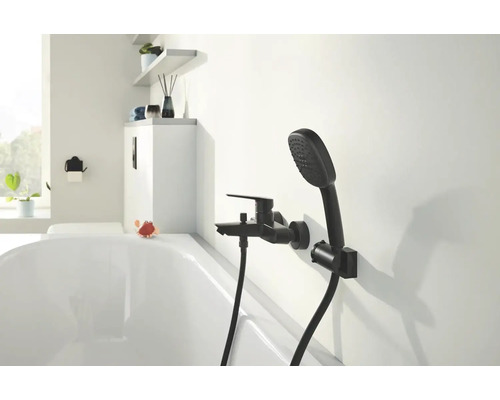 Černá vanová baterie s ruční sprchou na bílé vaně