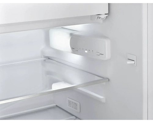 Vnitřek chladničky s policemi a regulátorem teploty