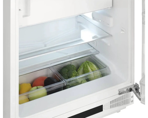 Vnitřní pohled na chladničku se zeleninou a ovocem v průhledných nádobách