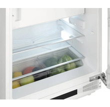 Vnitřek chladničky se zeleninou a ovocem