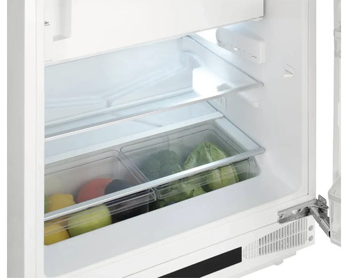 Vnitřek chladničky se zeleninou a ovocem