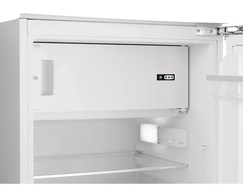 Vnitřek chladničky s mrazákem a skleněnými policemi