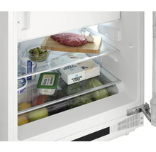 Otevřená chladnička s potravinami